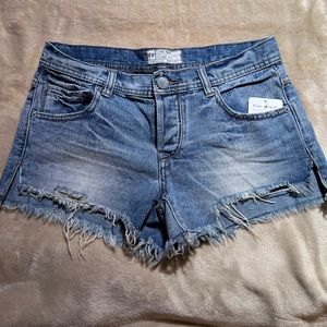 Free People light wash distressed denim shorts size 25